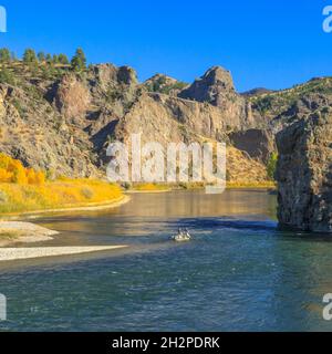 flotteurs pêchant sous les falaises et les couleurs d'automne le long de la rivière missouri près de dearborn, montana Banque D'Images