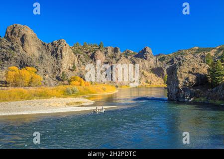 flotteurs pêchant sous les falaises et les couleurs d'automne le long de la rivière missouri près de dearborn, montana Banque D'Images