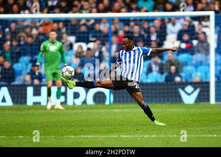 Hillsborough, Sheffield, Angleterre - 23 octobre 2021 Saido Berahino (24) de Sheffield mercredi contrôle le ballon pendant le jeu Sheffield mercredi v Lincoln City, Sky Bet League One, 2021/22, Hillsborough, Sheffield, Angleterre - 23 octobre 2021, crédit: Arthur Haigh/WhiteRosePhotos/Alay Live News Banque D'Images