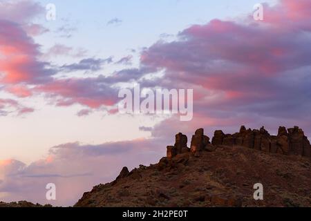 WA19693-00...WASHINGTON - coucher de soleil coloré sur les plumes, une formation de roche basaltique dans Frenchman Coulee. Banque D'Images