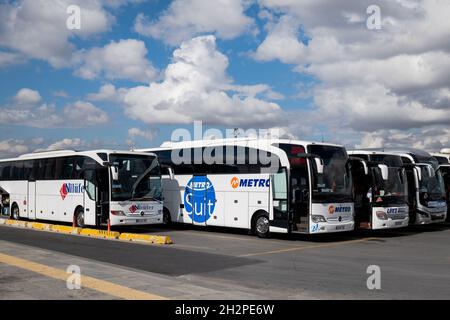 Ankara, Turquie - octobre 2021 : bus à la gare ROUTIÈRE D'ASTI (otogar) dans la ville d'Ankara.Le bus longue distance est le principal moyen de transport en Turquie. Banque D'Images