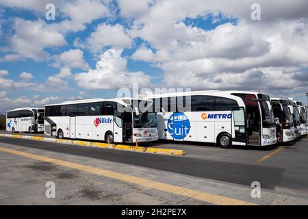 Ankara, Turquie - octobre 2021 : bus à la gare ROUTIÈRE D'ASTI (otogar) dans la ville d'Ankara.Le bus longue distance est le principal moyen de transport en Turquie. Banque D'Images