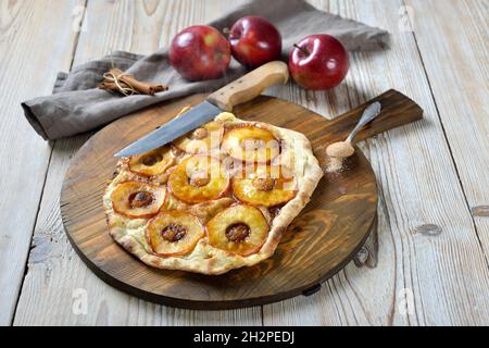 Tarte douce de l'Alsace avec pommes et sucre canisé comme dessert chaud au four Banque D'Images