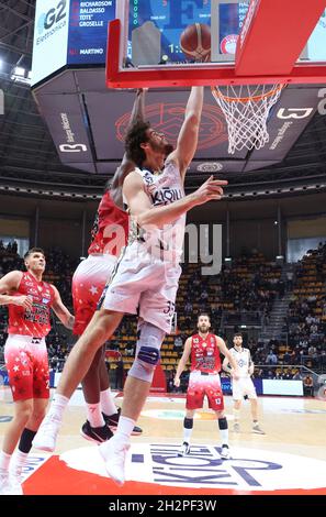 Bologne, Italie.23 octobre 2021.Leonardo Tote (Fortitudo Kigili Bologna) pendant la série A1 championnat italien LBA match Kigili Fortitudo Bologna vs.Armani Exchange Milano au palais sportif de Paladozza - Bologne, 23 octobre 2021 crédit: Independent photo Agency/Alamy Live News Banque D'Images