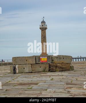 Whitby, Yorkshire, Royaume-Uni – octobre 20 2021. Panneau de danger et panneau de mise en garde sur les pierres sur le quai Whitby East Banque D'Images