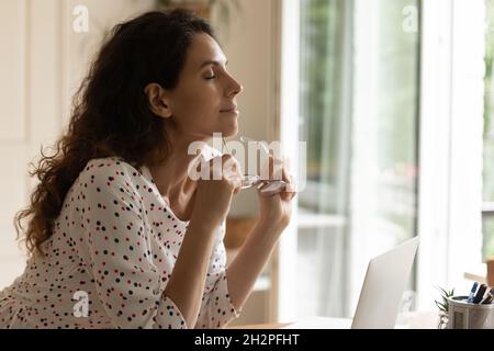 Femme détendue, employé à distance qui profite d'une pause de travail Banque D'Images