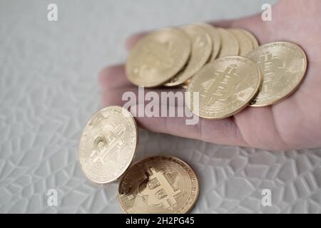 Poignée de bitcoins brillants.Arrière-plan blanc Banque D'Images