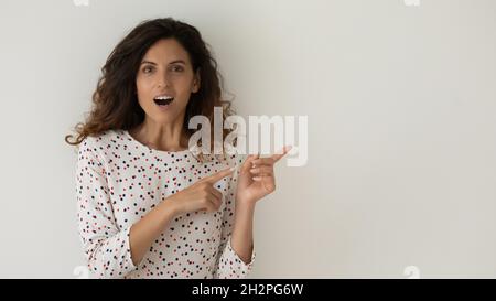 Client féminin enthousiaste surpris, vente publicitaire de l'acheteur Banque D'Images