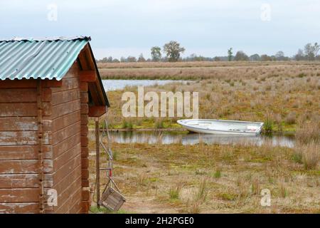 Un hangar et un bateau au Parc naturel international Bourtanger Moor-Bargerveen .Il s'agit d'une réserve naturelle transfrontalière en Allemagne et aux pays-Bas Banque D'Images