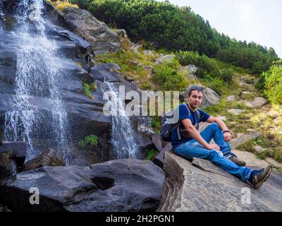 Cascade sous le sommet de Hoverla Banque D'Images