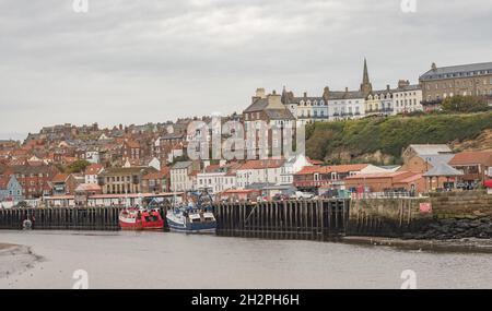 Whitby, Yorkshire, Royaume-Uni – octobre 20 2021.Port de Whitby dans le nord-est de l'Angleterre capturé lors d'une journée découverte en automne Banque D'Images