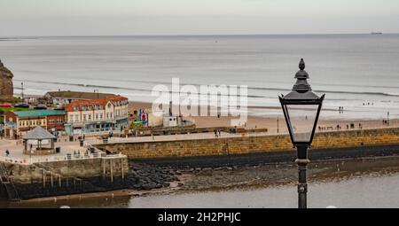 Whitby, Yorkshire, Royaume-Uni – octobre 20 2021.Lumière de la rue captée des 199 marches de la station balnéaire de Whitby Banque D'Images