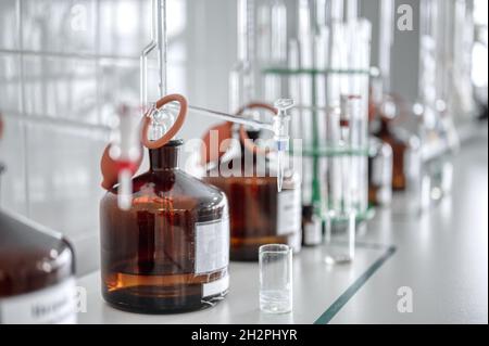 Laboratoire de chimie toutes sortes de flacons, tubes et robinets Banque D'Images