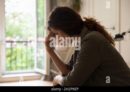 Inquiet frustrée jeune femme se sentant déprimé et solitaire Banque D'Images