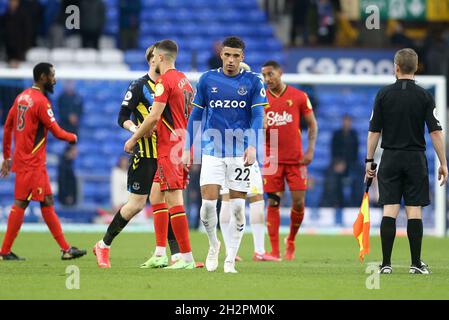 Everton, Royaume-Uni.23 octobre 2021.Ben Godfrey, d'Everton, a été abattu à la fin du match.Premier League Match, Everton v Watford au Goodison Park à Liverpool le samedi 23 octobre 2021. Cette image ne peut être utilisée qu'à des fins éditoriales.Utilisation éditoriale uniquement, licence requise pour une utilisation commerciale.Aucune utilisation dans les Paris, les jeux ou les publications d'un seul club/ligue/joueur. photo par Chris Stading/Andrew Orchard sports Photography/Alamy Live News crédit: Andrew Orchard sports Photography/Alamy Live News Banque D'Images