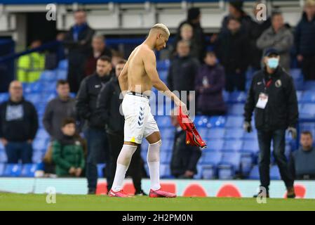 Everton, Royaume-Uni.23 octobre 2021.Richarlison d'Everton a été abattu à la fin du match.Premier League Match, Everton v Watford au Goodison Park à Liverpool le samedi 23 octobre 2021. Cette image ne peut être utilisée qu'à des fins éditoriales.Utilisation éditoriale uniquement, licence requise pour une utilisation commerciale.Aucune utilisation dans les Paris, les jeux ou les publications d'un seul club/ligue/joueur. photo par Chris Stading/Andrew Orchard sports Photography/Alamy Live News crédit: Andrew Orchard sports Photography/Alamy Live News Banque D'Images