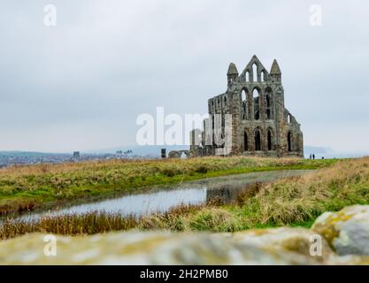 Ruines de l'ancienne abbaye sur le sommet d'une ville balnéaire du nord du Royaume-Uni, lors d'un jour d'automne couvert et gris Banque D'Images