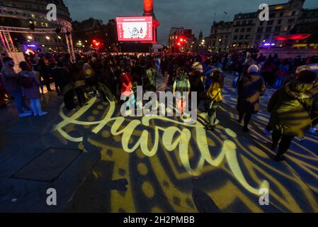 Londres, Royaume-Uni.23 octobre 2021.Texte projeté à Diwali sur Trafalgar Square.La fête annuelle du Festival des lumières est normalement accompagnée d'une grande scène et d'une foule énorme.À mesure que la pandémie du coronavirus se poursuit, l’événement de cette année a été réduit, et les divertissements ont été présentés sur un écran vidéo géant.Lorsque le crépuscule arrive, les lumières semblent beaucoup mieux.Credit: Stephen Chung / Alamy Live News Banque D'Images