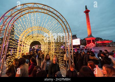 Londres, Royaume-Uni.23 octobre 2021.Un tunnel de lumières à Diwali sur Trafalgar Square.La fête annuelle du Festival des lumières est normalement accompagnée d'une grande scène et d'une foule énorme.À mesure que la pandémie du coronavirus se poursuit, l’événement de cette année a été réduit, et les divertissements ont été présentés sur un écran vidéo géant.Lorsque le crépuscule arrive, les lumières semblent beaucoup mieux.Credit: Stephen Chung / Alamy Live News Banque D'Images