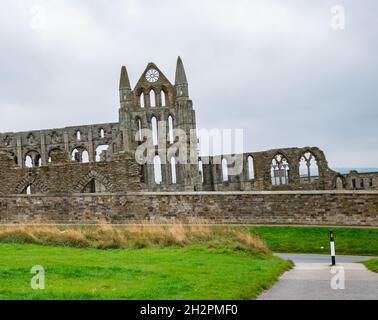 Ruines de l'ancienne abbaye sur le sommet d'une ville balnéaire du nord du Royaume-Uni, lors d'un jour d'automne couvert et gris Banque D'Images