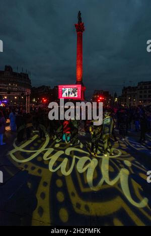 Londres, Royaume-Uni.23 octobre 2021.Texte projeté à Diwali sur Trafalgar Square.La fête annuelle du Festival des lumières est normalement accompagnée d'une grande scène et d'une foule énorme.À mesure que la pandémie du coronavirus se poursuit, l’événement de cette année a été réduit, et les divertissements ont été présentés sur un écran vidéo géant.Lorsque le crépuscule arrive, les lumières semblent beaucoup mieux.Credit: Stephen Chung / Alamy Live News Banque D'Images