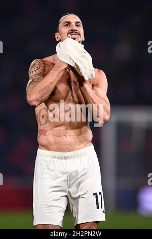 Bologne, Italie.23 octobre 2021.Zlatan Ibrahimovic de l'AC Milan réagit pendant le match de football de la série Un entre le FC de Bologne et l'AC Milan.Credit: Nicolò Campo/Alay Live News Banque D'Images