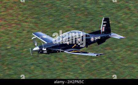 RAF Beechcraft T-6C Texan II ZM340 de la vallée de la RAF sur un bas niveau d'entraînement de vol sortie en LFA7 Banque D'Images