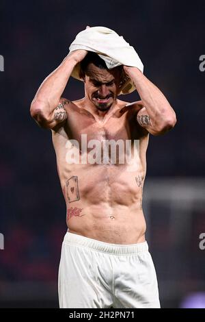 Bologne, Italie.23 octobre 2021.Zlatan Ibrahimovic de l'AC Milan réagit pendant le match de football de la série Un entre le FC de Bologne et l'AC Milan.Credit: Nicolò Campo/Alay Live News Banque D'Images