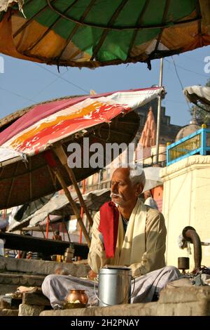 INDE.UN PRÊTRE HINDOU (PUJARI, PUNDIT) À VARANASI (BENARES) Banque D'Images