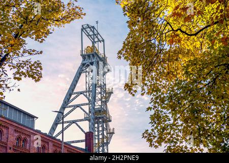 Bâtiment de la salle des machines et tour de l'arbre de mine 'Krystyn' dans l'ancienne mine de charbon 'Mical' à Siemianowice, Silésie, Pologne.Ciel bleu en arrière-plan. Banque D'Images