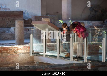 Merida, Espagne - 12 décembre 2020 : visite des enfants à l'Amphitheatre House of Merida.Estrémadure, Espagne Banque D'Images