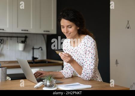 Bon shopping en utilisant un ordinateur portable pour les achats en ligne Banque D'Images