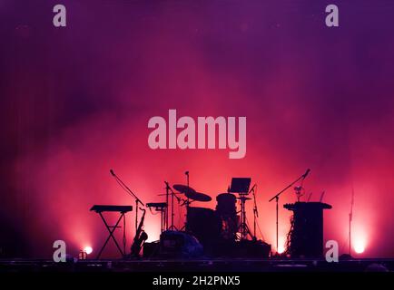 scène de concert sur le festival de rock, silhouettes d'instruments de musique, fond coloré avec espace de copie Banque D'Images