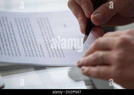 signature, gros plan du contrat de signature de stylo, mains de l'homme d'affaires Banque D'Images