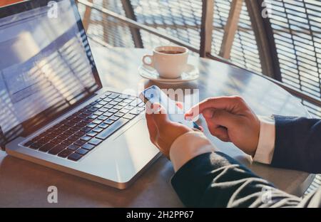 réseaux sociaux, internet mobile sur smartphone, services bancaires en ligne ou lecture d'e-mails, mains tenant le smartphone de près Banque D'Images