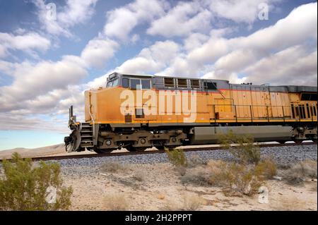 Le moteur de train de marchandises traverse le désert de Mojave Banque D'Images