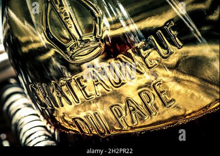 Châteauneuf-du-Pape vue rapprochée sur l'étiquette de nom de verre relief sur la bouteille de vin rouge Châteauneuf-du-Pape dans le panier rustique en osier Vaucluse région France Banque D'Images