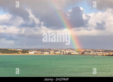 Arc-en-ciel sur la capitale de Saint Helier avec la mer en premier plan, bailiwick de Jersey, îles Anglo-Normandes, Royaume-Uni Banque D'Images