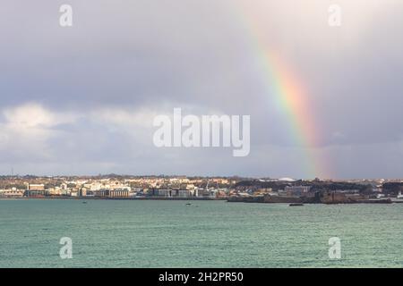 Arc-en-ciel sur la capitale de Saint Helier avec la mer en premier plan, bailiwick de Jersey, îles Anglo-Normandes, Royaume-Uni Banque D'Images