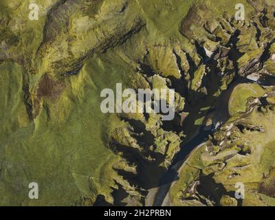 Paysage aérien du canyon de Fjadrargljufur en Islande, belle nature volcanique vue de haut en bas Banque D'Images