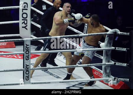 ARNHEM, PAYS-BAS - OCTOBRE 23 : Benjamin Adegbuyi de Roumanie contre Antonio Plazibat de Croatie pendant 2021 collision de gloire 3 le 23 octobre 2021 à Arnhem, pays-Bas (photo de Broer van den Boom/Orange Pictures) Banque D'Images