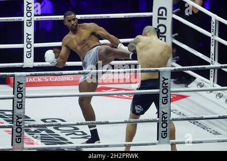 ARNHEM, PAYS-BAS - OCTOBRE 23 : Benjamin Adegbuyi de Roumanie contre Antonio Plazibat de Croatie pendant 2021 collision de gloire 3 le 23 octobre 2021 à Arnhem, pays-Bas (photo de Broer van den Boom/Orange Pictures) Banque D'Images