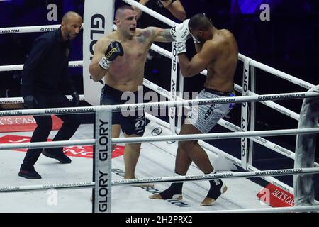 ARNHEM, PAYS-BAS - OCTOBRE 23 : Benjamin Adegbuyi de Roumanie contre Antonio Plazibat de Croatie pendant 2021 collision de gloire 3 le 23 octobre 2021 à Arnhem, pays-Bas (photo de Broer van den Boom/Orange Pictures) Banque D'Images