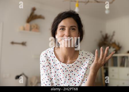 Portrait de la tête d'une femme heureuse dans un sourire décontracté Banque D'Images