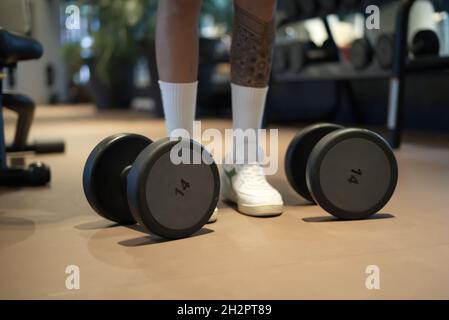 Davide Malfitano un bon handsom jeune homme caucasien travaille dans une salle de gym. Banque D'Images