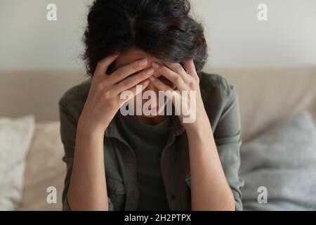 Une jeune femme inquiète pensant à un problème personnel, se sentant déprimée Banque D'Images