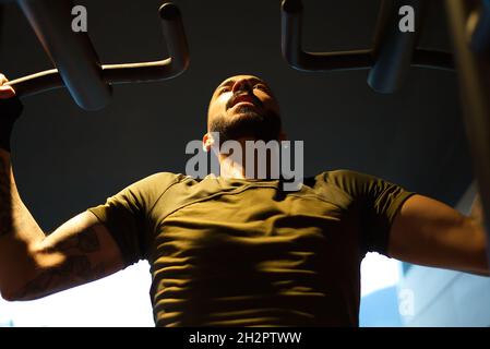 Davide Malfitano un bon handsom jeune homme caucasien travaille dans une salle de gym. Banque D'Images