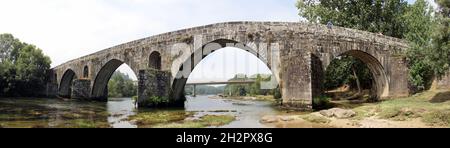 Pont de Prozelo, alias le pont de Porto, construit au XIVe siècle sur le fleuve Cavado, à Amares non loin de Braga, vue panoramique, Portugal Banque D'Images