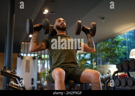 Davide Malfitano un bon handsom jeune homme caucasien travaille dans une salle de gym. Banque D'Images