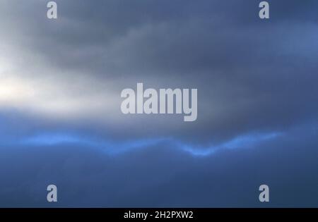 Une rupture de ciel bleu dans une banque de nuages nimbostratus Banque D'Images